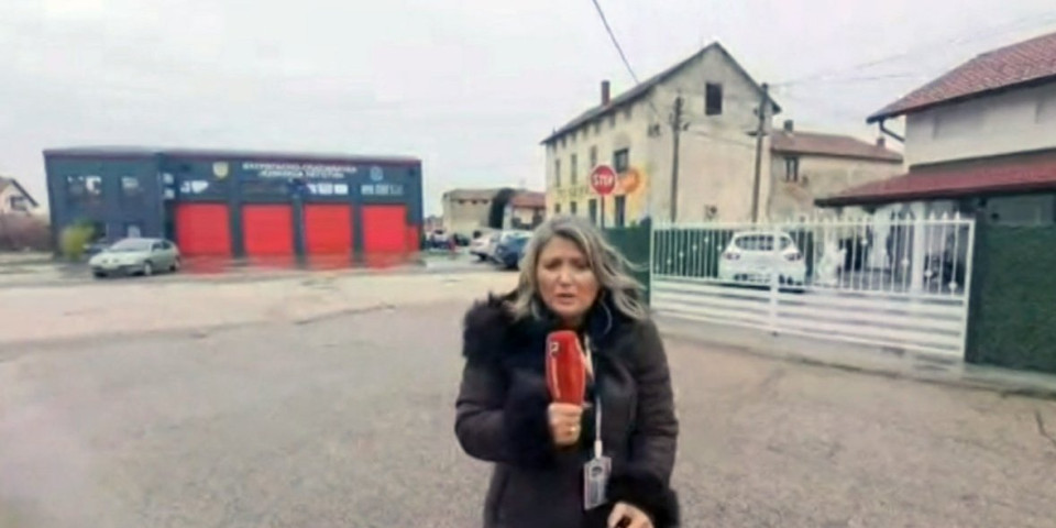 Napadnuta Vesna Jović: Blokaderi opkolili ekipu Informera u Negotinu (FOTO)