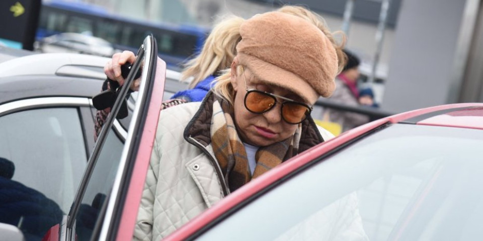 Vesna Zmijanac jedva hoda - Snimljena na aerodromu: "Samo da me zdravlje posluži" (FOTO)
