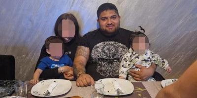 Sreten J. (38) poginuo je sa svojim sinom starim godinu i po dana u saobraćajnoj nesreći koja se dogodila sinoć na auto-putu Miloš Veliki, dok je njegova supruga Darinka J. (23) u teškom stanju.