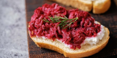 Savršen posni namaz za svaki dan – cvekla i beli pasulj u kombinaciji sa tajnim dodacima stvaraju kremastu poslasticu za hleb, krekere ili tortilje.