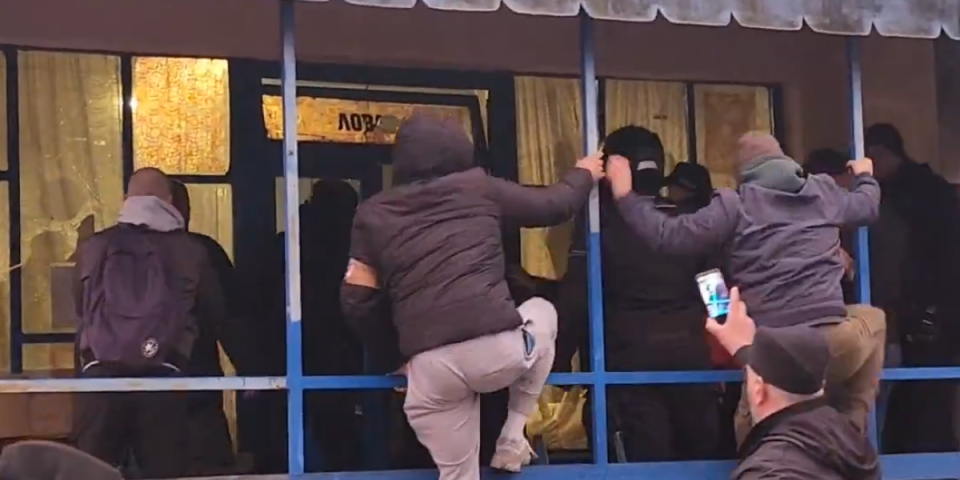 (VIDEO) Šok scene iz Mionice: Huligani-blokaderi napali pristalice SNS