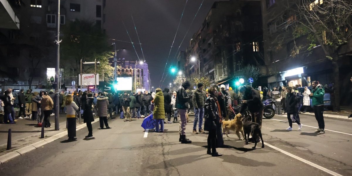 Ovo je Srbija kakvu blokaderi žele: Ljuti zbog izbornog poraza psuju i vređaju, ne prihvataju da ih narod neće (VIDEO)