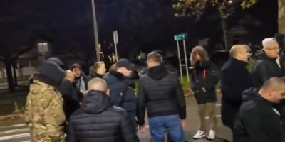 Šačica blokadera okupila se ispred sedišta Srpske napredne stranke u Negotinu kako bi pravili incidente.