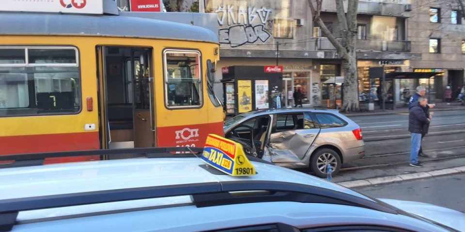 U toku borba za život: Vozač "škode" koja je podletela pod tramvaj na reanimaciji