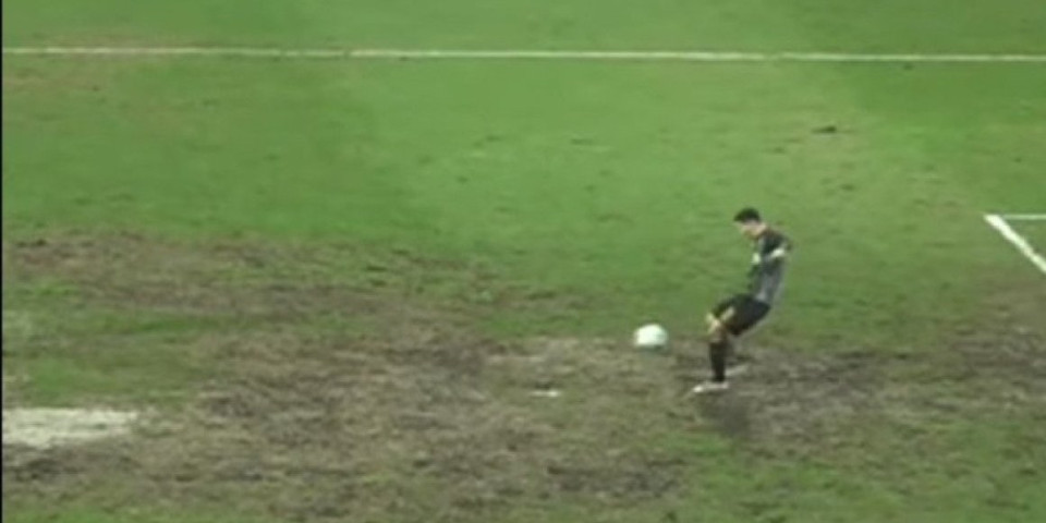 Šta je ovo, ljudi? Ekipa iz Crne Gore primila gol zbog oranice na terenu (VIDEO)