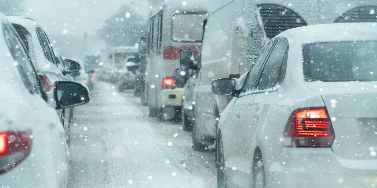 Dramatične scene iz Rusije: Ljudi u kolonama ostali zarobljeni u snegu - bore se za preživljavanje (FOTO/VIDEO)