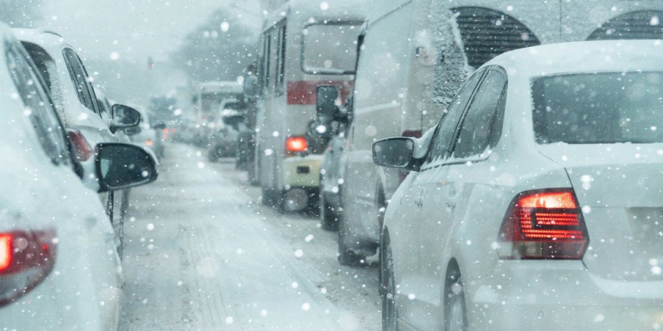 Dramatične scene iz Rusije: Ljudi u kolonama ostali zarobljeni u snegu - bore se za preživljavanje (FOTO/VIDEO)