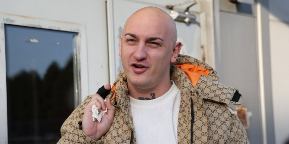 "Maltretira životinje": Desingerica opet šokirao, na nastup doveo živo jagnje (VIDEO)