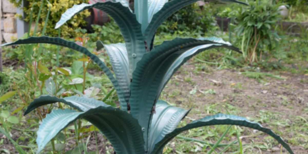 Kaktus od lima je samo jedan ukras u njihovom dvorištu