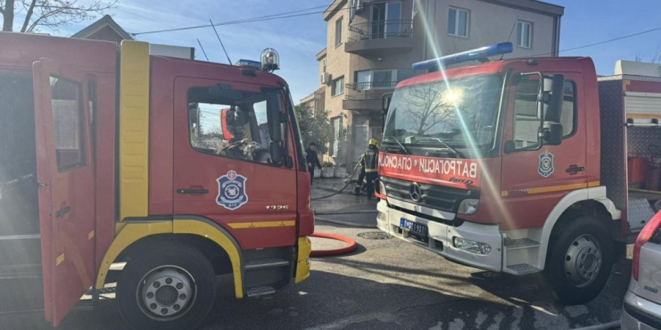 Eksplozija i požar u Kragujevcu: Vatrogasci na terenu