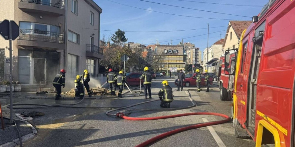 Zapalili mu stan dok je bio na poslu? Ne prestaje drama u zgradi na Čukarici nakon stravičnog požara - dim i garež na sve strane