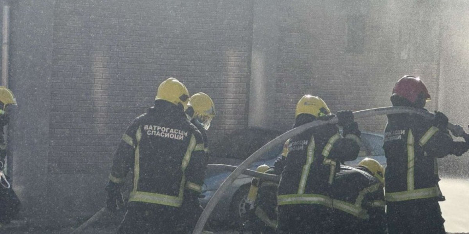 Drama na Voždovcu: Plamena buktinja zahvatila kuću