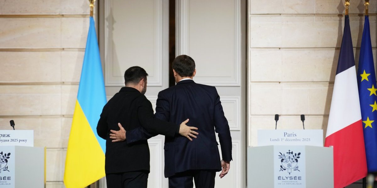 (FOTO) Pao dogovor i po koji prisni zagrljaj: Makron i Zelenski napravili potpuno novi plan za Ukrajinu: Spremaju se novi udari na Moskvu!