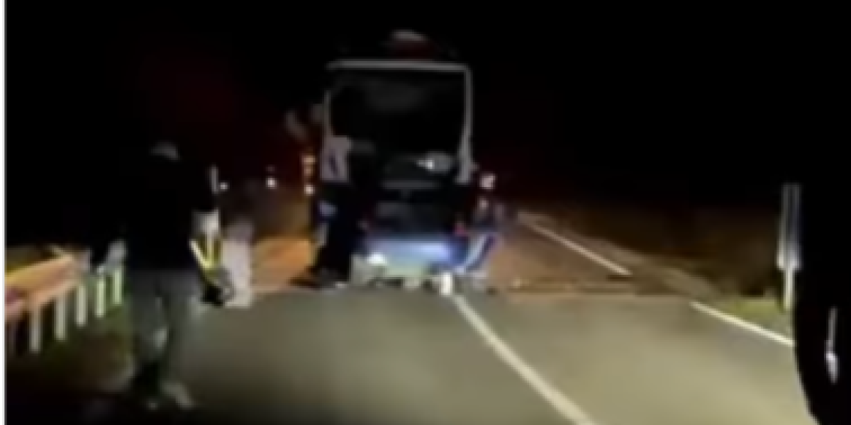 Prvi snimak jezive nesreće kod Majdanpeka: Kolima se zakucao u kamion, vozilo uništeno, ima mrtvih (VIDEO)