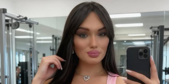 Promenila pol, pa navukla topić i helanke: Sve joj se ocrtalo tamo dole (FOTO)