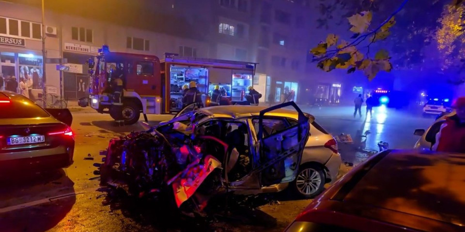 Uznemirujuće scene u Novom Sadu: Sa sto na sat se zakucao u taksi, povređenima se bore za život (FOTO/VIDEO)