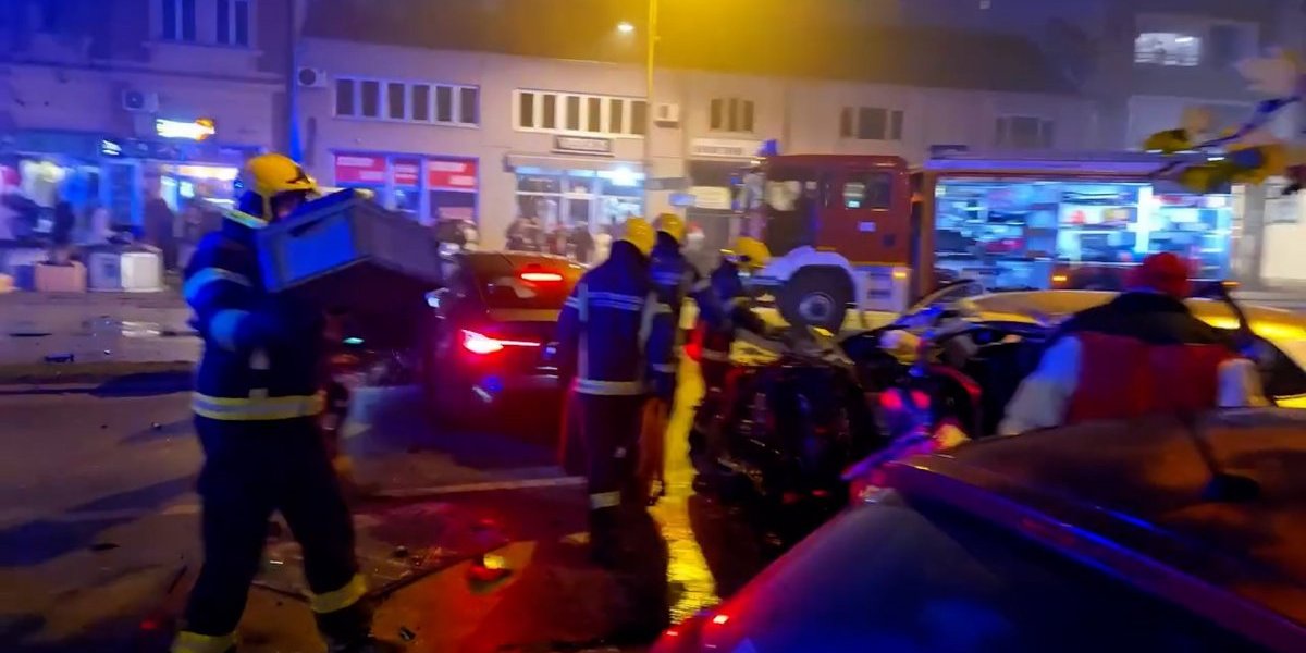 Stravičan sudar u centru Novog Sada: Vatrogasci izvlače povređene (VIDEO)
