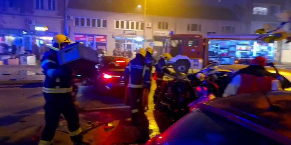 Stravičan sudar u centru Novog Sada: Vatrogasci izvlače povređene (VIDEO)
