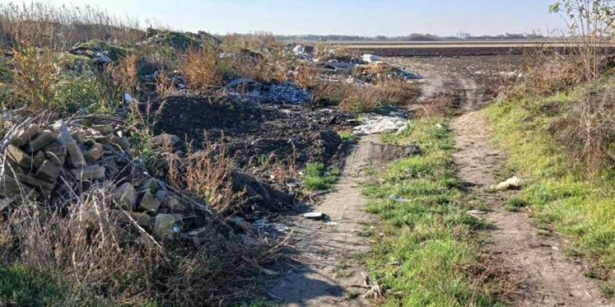 Divlja deponija u Staroj Pazovi