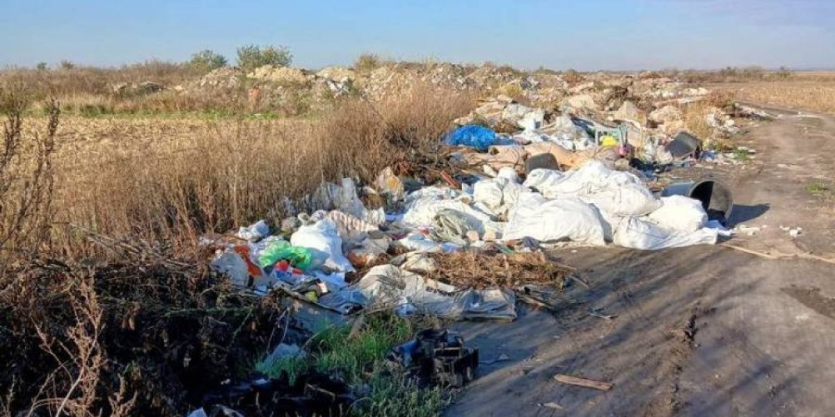 Divlja deponija u Staroj Pazovi