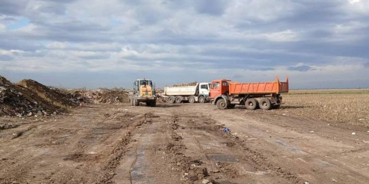 Uklanja se divlja deponija: Službe na terenu