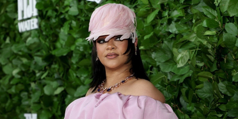 Rijana kao ogroman ružičasti žvakaći balon: Pevačica zasenila haljinom - ovo niko nije nosio (FOTO)