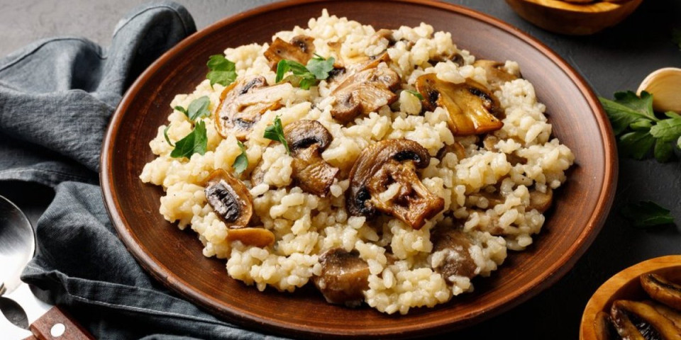 Posni ručak za 300 dinara: Rižoto sa pečurkama osvaja ukusom, a gotov za 30 minuta