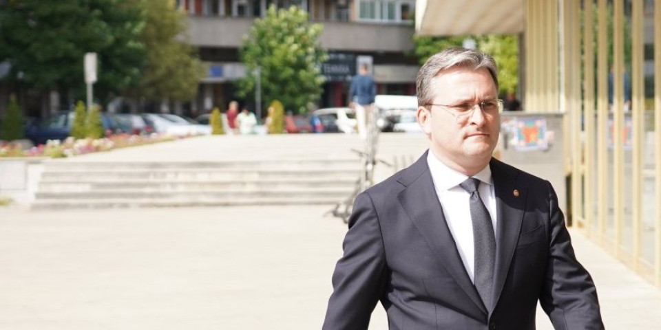 Selaković došao u Tužilaštvo, a oni pobegli u kafanu: "Banda se odmetnula od države i naroda" (VIDEO)