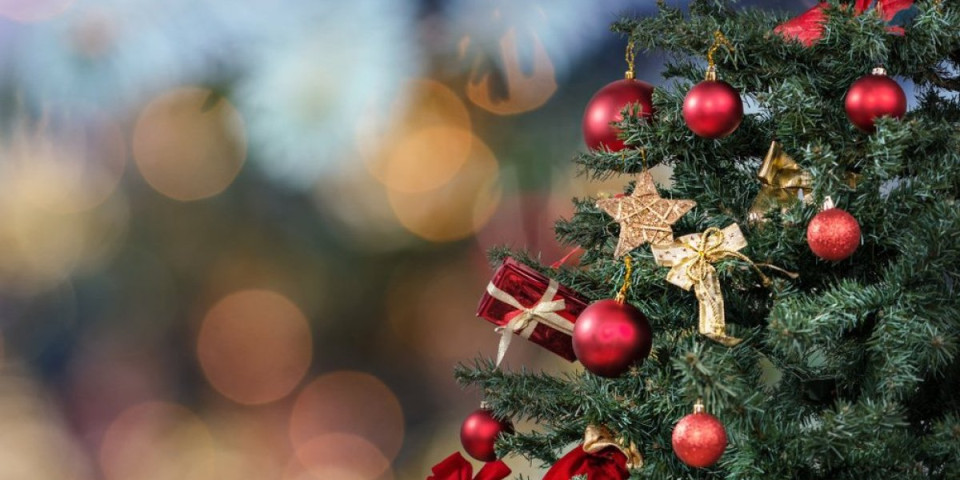 Trik od 100 dinara učiniće da stara jelka izgleda kao nova: Nisu vam potrebni ni ukrasi (VIDEO)