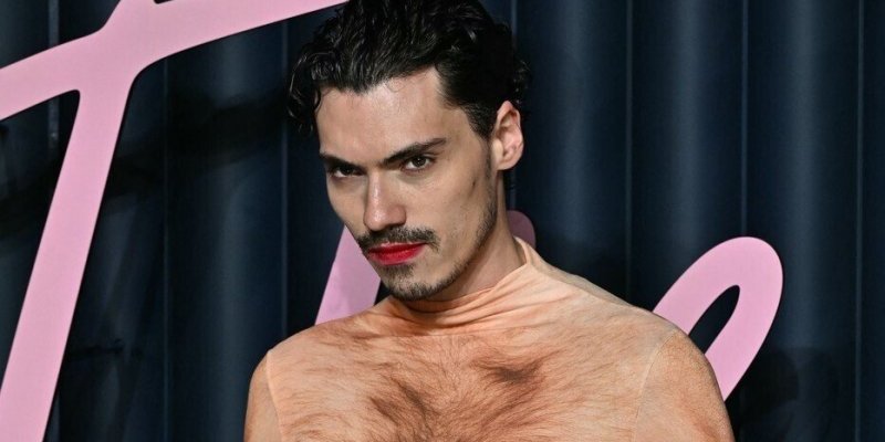 Pojavio se potpuno go na zabavi: Pokazao ogroman polni organ i dlake kao Jeti (FOTO)