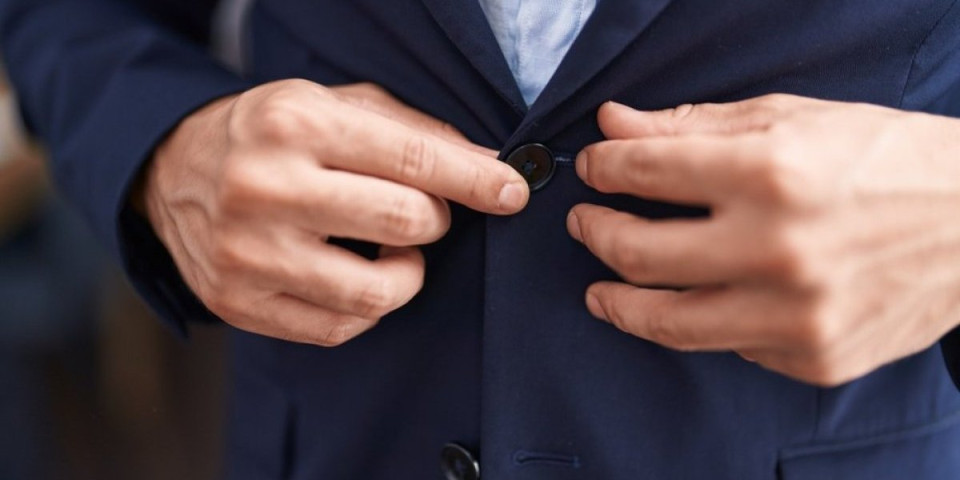 Zašto muškarci nikada ne kopčaju donje drugme na sakou?