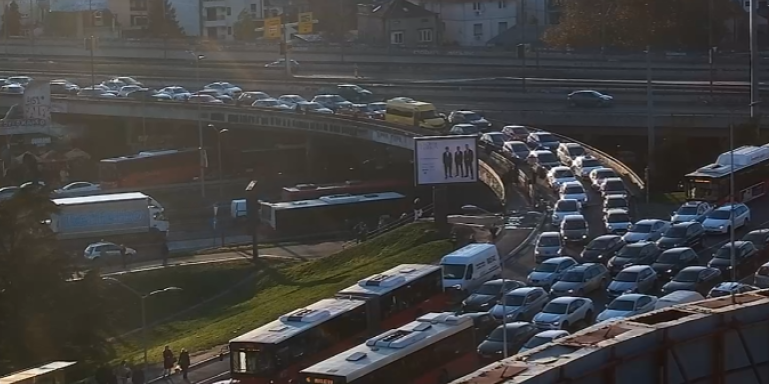 Poranio popodnevni špic: Ovde je već totalni kolaps, kolone su kilometarske (FOTO)