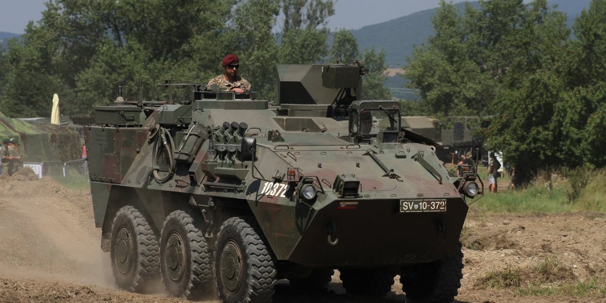 Prevrnulo se vojno vozilo u kružnom toku: Povređeno pet vojnika