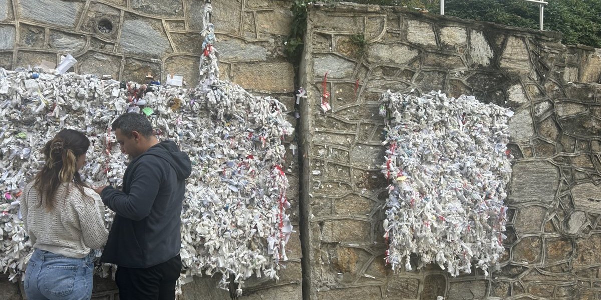 Svi ostavljaju cedulje sa ispisanim željama 