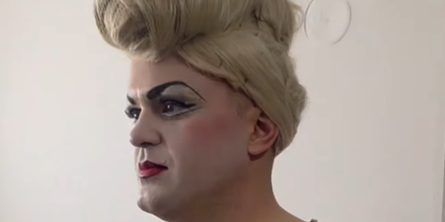 Pobednik Zvezda Granda u šljokičavoj haljini i sa šminkom - Da li ga prepoznajete? (FOTO)