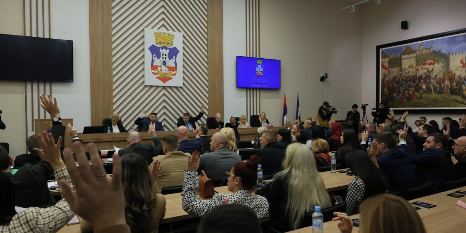 Došli da prave haos, a doživeli debakl! Kreni-Promeni pokušao da blokira sednicu, plan usvojen ubedljivom većinom (FOTO)