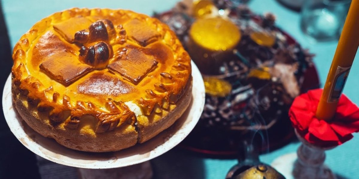 Posni slavski kolač sa suvim grožđem: Mirisan, mekan i svečano ukrašen