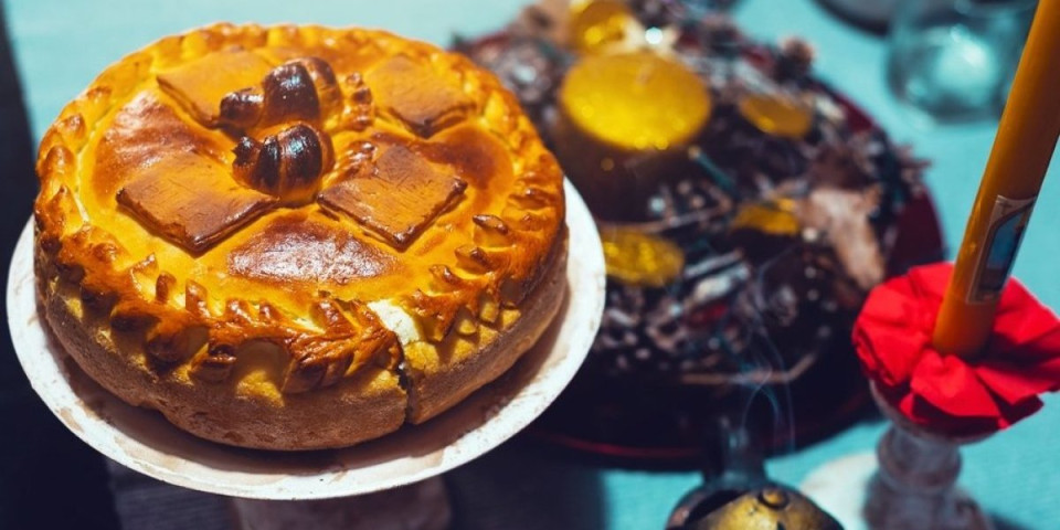 Posni slavski kolač sa suvim grožđem: Mirisan, mekan i svečano ukrašen