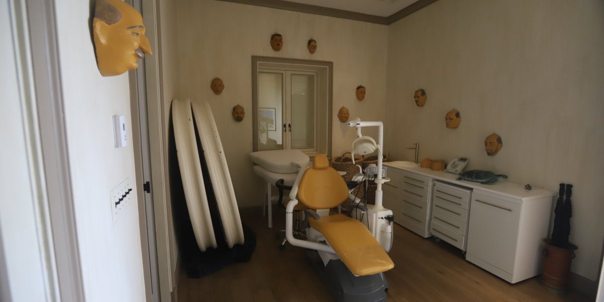 (FOTO/VIDEO) Slike iz doma pokojnog pedofila ne prestaju da šokiraju: Po zidovima ispisane jezive poruke, a jedna bizarna stvar je posebno skrenula pažnju