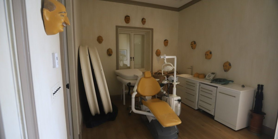 (FOTO/VIDEO) Slike iz doma pokojnog pedofila ne prestaju da šokiraju: Po zidovima ispisane jezive poruke, a jedna bizarna stvar je posebno skrenula pažnju