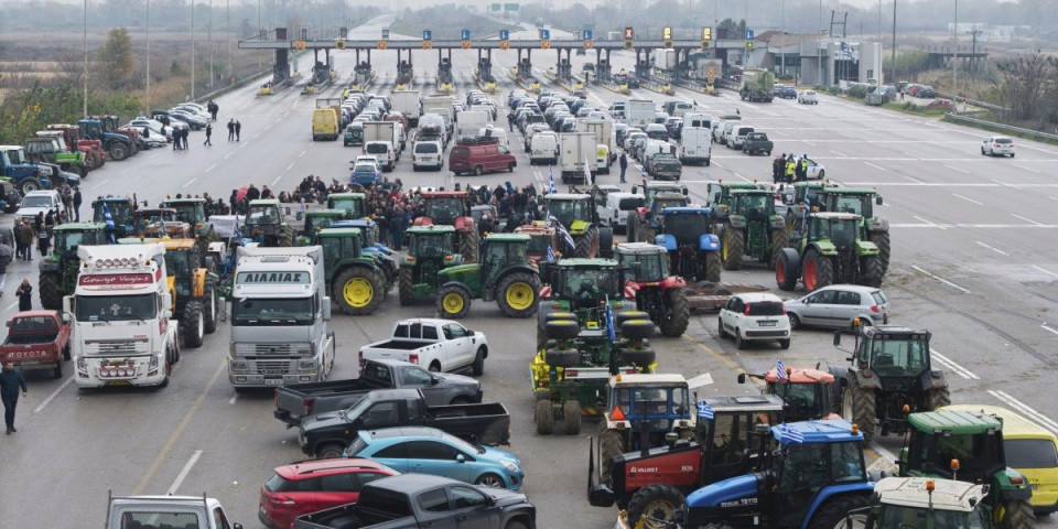 (VIDEO) Braća Grci razbili blokadere: Ludaci blokirali put do aerodroma u omiljenom srpskom gradu - Policija ih razbila suzavcem