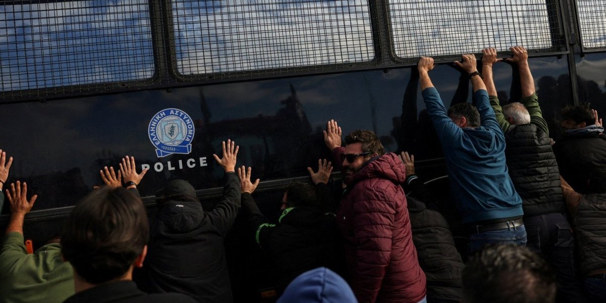 (FOTO/VIDEO) Kritično u Grčkoj: Sukobili se policija i demonstranti - Putevi blokirani, zatvoren Evzoni!