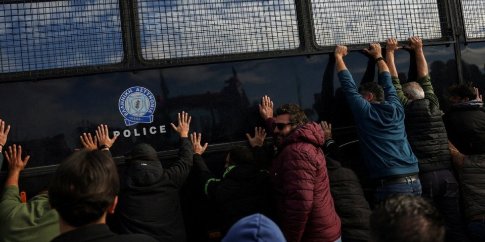 (FOTO/VIDEO) Kritično u Grčkoj: Sukobili se policija i demonstranti - Putevi blokirani, zatvoren Evzoni!