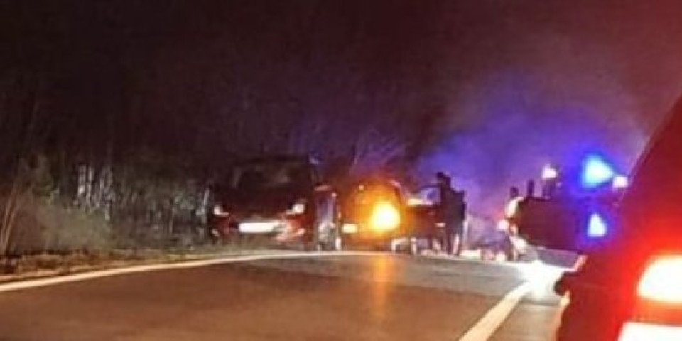 Drama na putu Niš-Priština: Automobil izgoreo u vožnji (FOTO)