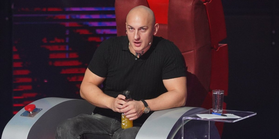 "Pročitaj ako si završio osnovnu školu": Pevačica ponizila Desingericu, uvrede ne oprašta