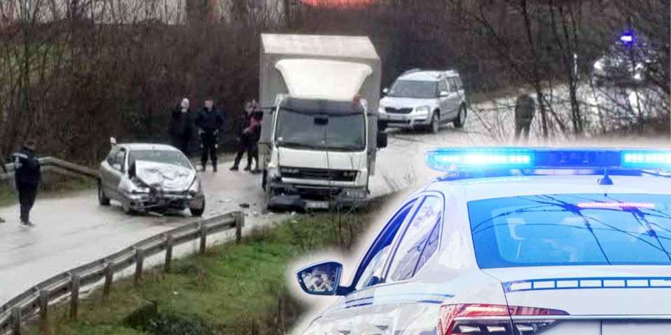 Horor kod Čačka: Automobil uništen nakon sudara sa kamionom (FOTO)