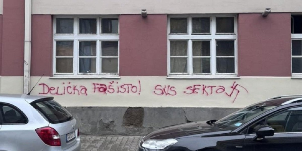 U centru grada jeziv grafit: Oskrnavljena zgrada pozorišta u Šapcu