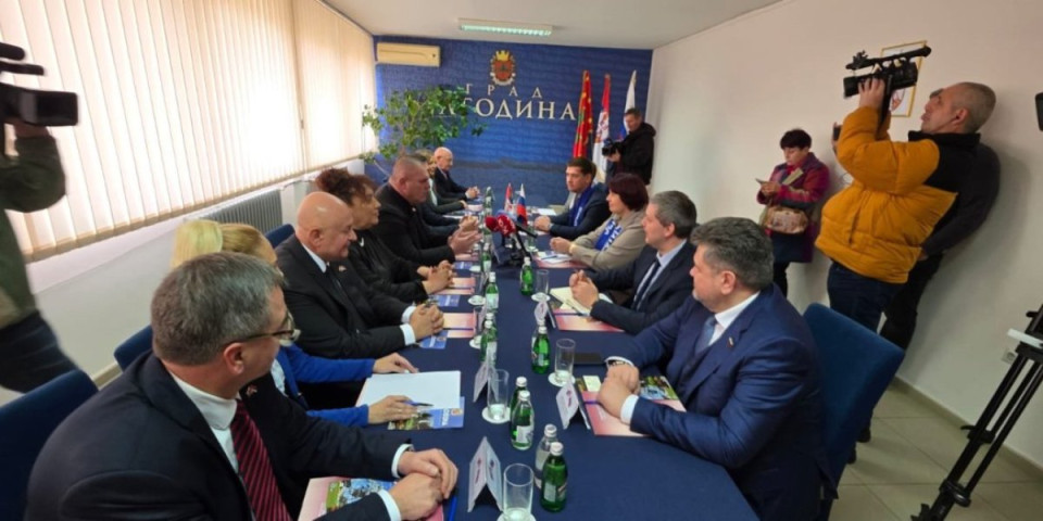 Rusi došli u Jagodinu sa šalovima Jedinstvene Srbije: Sledimo viziju Dragana Markovića Palme i Vladimira Žirinovskog