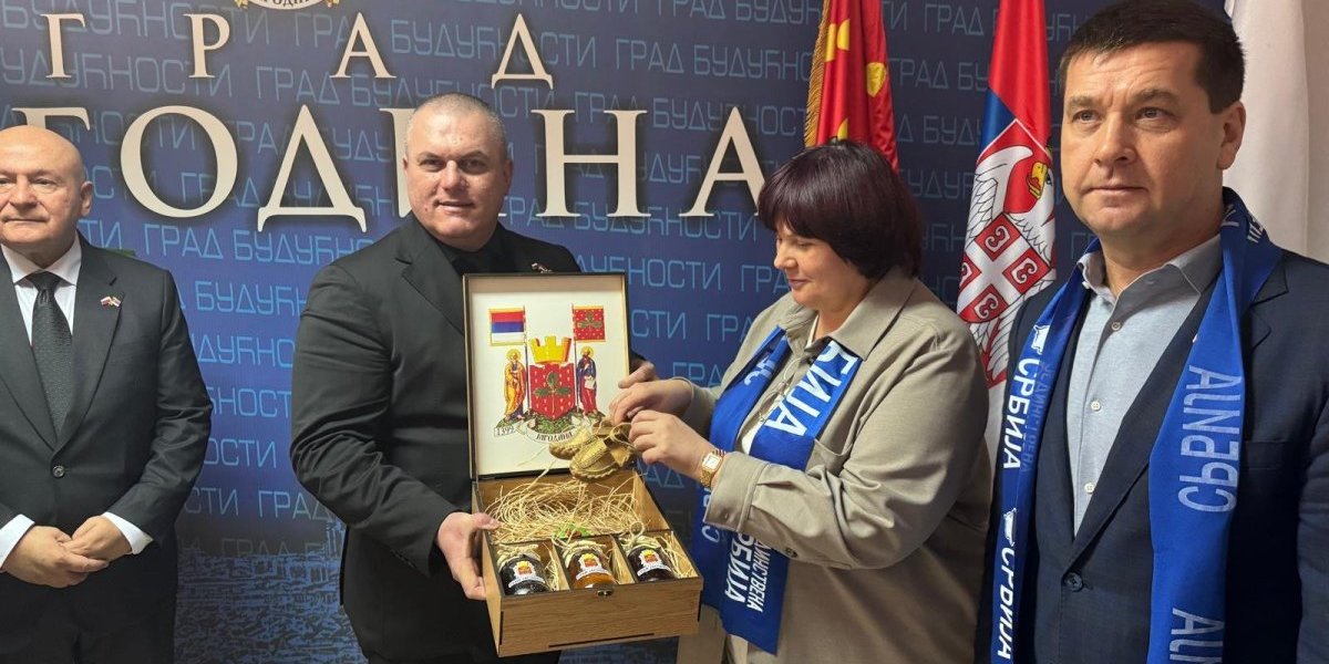 Rusi došli u Jagodinu sa šalovima Jedinstvene Srbije