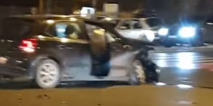 Težak udes u Novom Sadu: Direktan sudar nasred raskrsnice, delovi kola po putu (VIDEO)